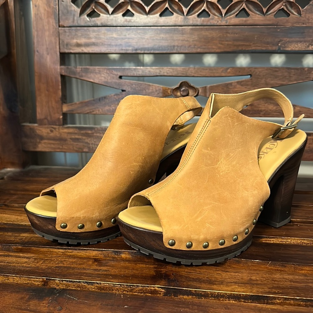 Buff brown sandles size 9